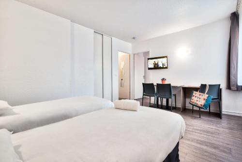 4 twin beds