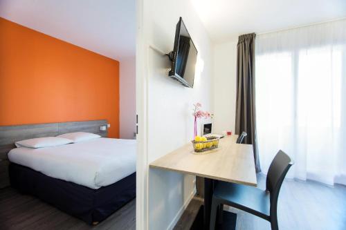 1 double bed, 1 twin bed, 1 sofa bed