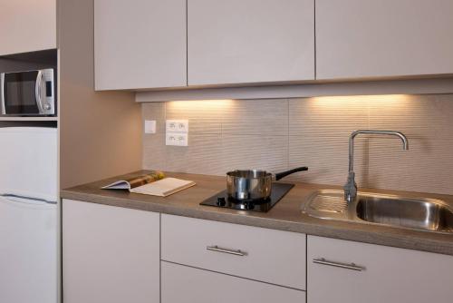 Kitchen, Quality Aparthotel Morangis Orly near Laoasian