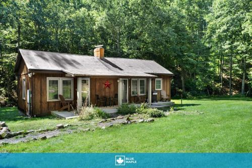 2BR chalet w hot tub, porch & refreshing views