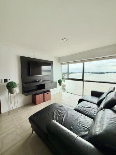 Suite con hermosa vista al río y piscina y jacuzzi RF2-304