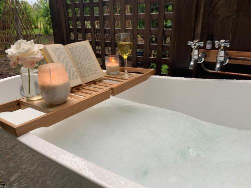 Open air bath, Quail Farm, Colonial charm in Brightwater