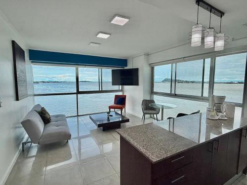 Suite con vista panorámica al río y jacuzzi RF2-306