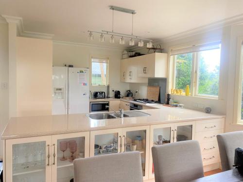 virtuve, Tauranga Home - Swimming spapool in Omanawa