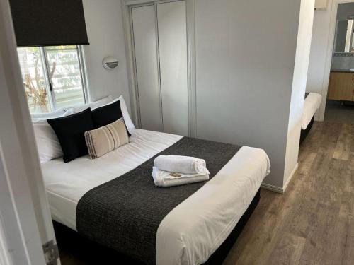 2 twin beds