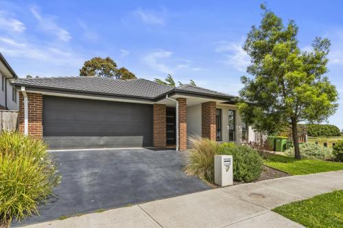 Comfort Retreat VIC Officer 5BR WiFi Parking in Berwick