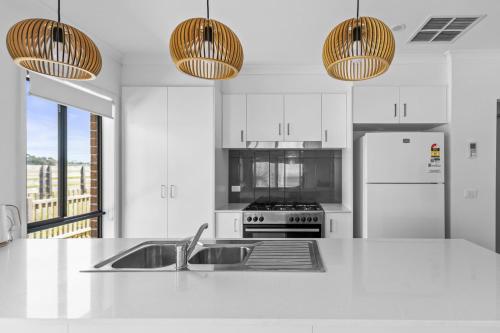 Comfort Retreat VIC Officer 5BR WiFi Parking in Berwick