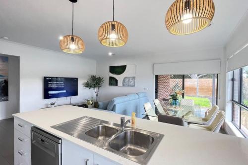 Comfort Retreat VIC Officer 5BR WiFi Parking in Berwick