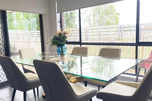 Comfort Retreat VIC Officer 5BR WiFi Parking in Berwick
