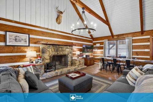Waterfront cabin w fireplace,hot tub & BBQ grill