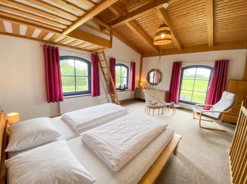 Ferienwohnungen Ostseestern - 7 Apartments, Obstgarten, Lagerfeuer, Spielplatz, Fußbodenheizung, Par in Am Salzhaff