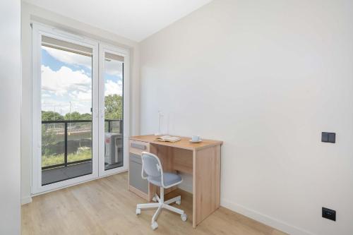 Modern Apartment with Garage and 3 Balconies in Wroclaw by Renters Prestige - image 3