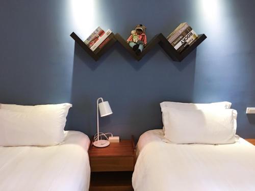 2 twin beds