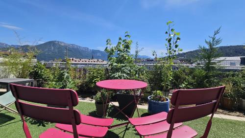 Terrasse et vue à 2 minutes de la gare
