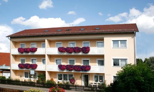 Pension Eichschmid / Röll´n Biergarten in Bad Gögging, Deutschland