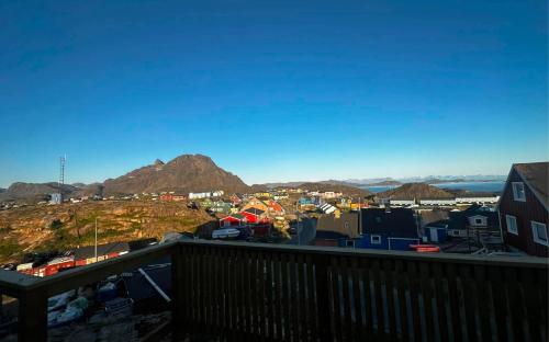 Isi4u apartments, snowmobile and dogsled in Sisimiut