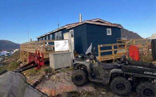 Isi4u apartments, snowmobile and dogsled in Sisimiut