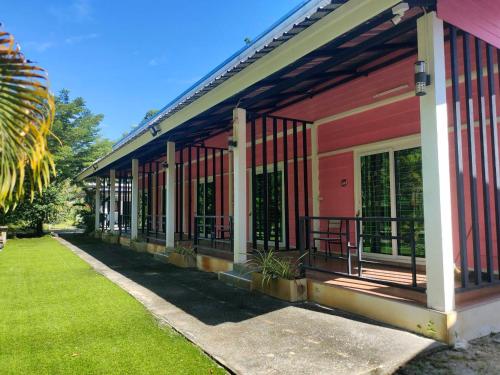 Phangpring Beach Resort in Tha Sala