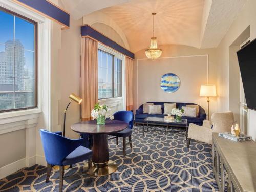 Fairmont Hotel Vancouver Room Type - Fairmont Gold Executive Suite with City View