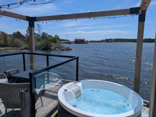 Private Oceanfront Suite Hot Tub & Fireplace in Lunenburg (NS)