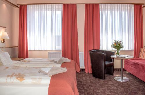 1 queen bed, 2 sofa beds