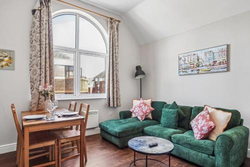 Central Windsor 1 Bed Apt & Parking - By Tempstay, Windsor