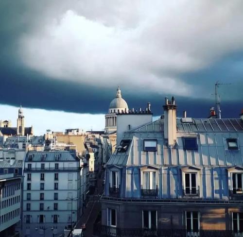 Vue sur Paris sur la Place Maubert Joli studio tout équipé neuf calme clair Climatisation Ascenseur