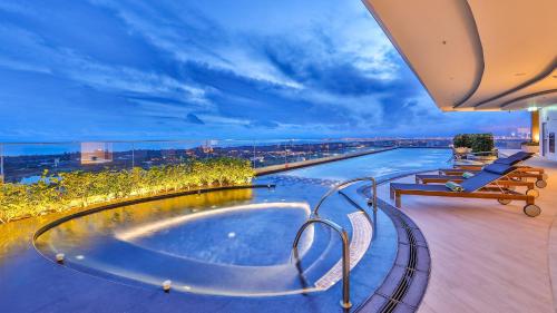 Exterior view, Holiday Inn & Suites Rayong City Centre By IHG in Rayong