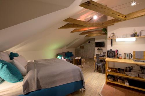 Romantic Bohemian Studio in Old Town Prague, Praha (fotografie 8)