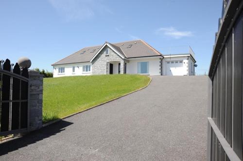 Viesnīcas āriene, Spacious bungalow sleeps 10 in Llangyndeyrn