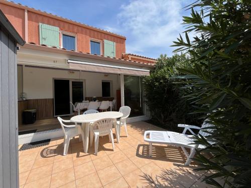 Belle villa 2 chambres, veranda, terrasse parking privatif dans résidence sécurisée avec piscine commune 800 m de la mer LRCS87