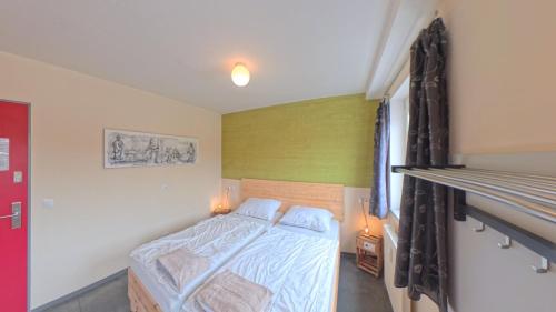 2 twin beds, 2 bunk beds