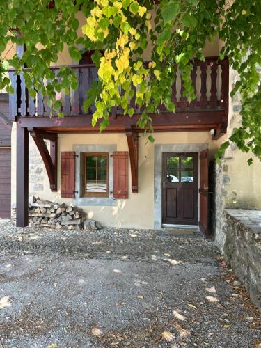 Viesnīcas āriene, Spacious Farmhouse Apartment, by Lake & Mountains in Larringes