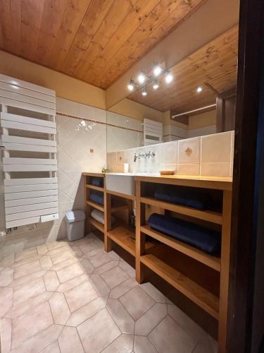 Vannas istaba, Spacious Farmhouse Apartment, by Lake & Mountains in Larringes