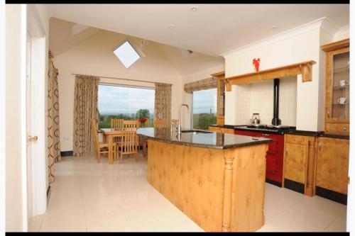 virtuve, Spacious bungalow sleeps 10 in Llangyndeyrn