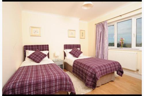 Spacious bungalow sleeps 10 in Llangyndeyrn