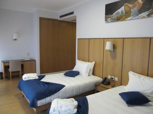 2 twin beds
