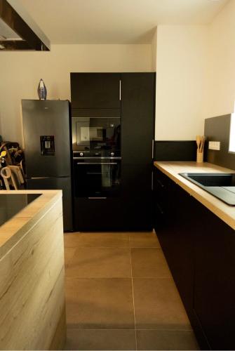 virtuve, Maison élégante 100m2, jacuzzi privatif et jardin (Maison elegante 100m2, jacuzzi privatif et jardin) in Arbanats