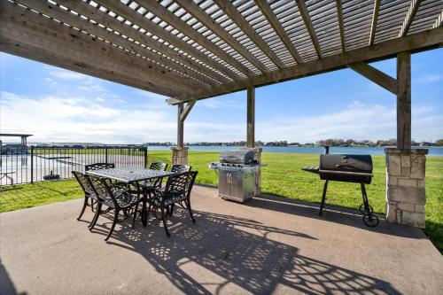 Lakefront Paradise with Stunning Views! in 科西迦納