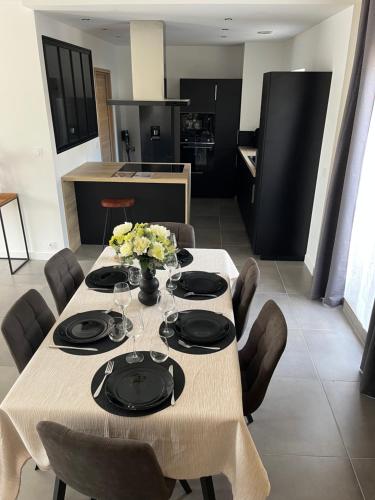 virtuve, Maison élégante 100m2, jacuzzi privatif et jardin (Maison elegante 100m2, jacuzzi privatif et jardin) in Arbanats