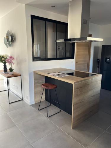 virtuve, Maison élégante 100m2, jacuzzi privatif et jardin (Maison elegante 100m2, jacuzzi privatif et jardin) in Arbanats