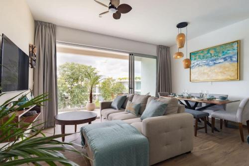 Stylish Apt with Private Balcony, Pool and Gym