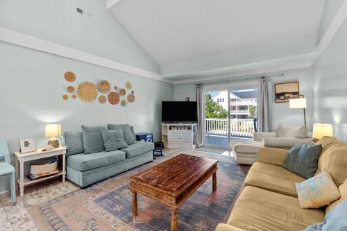 Whalehead Retreat with Pool Hot Tub 5min to Beach - image 2