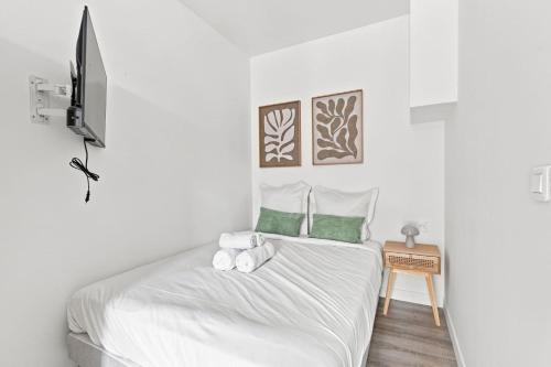 Chambre avec salle de bain privative, bureau et TV - Location saisonnière - Asnières-sur-Seine