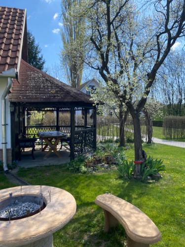Altan/terrasse, Patakparti Pihenő (Patakparti Piheno) in Cserépváralja