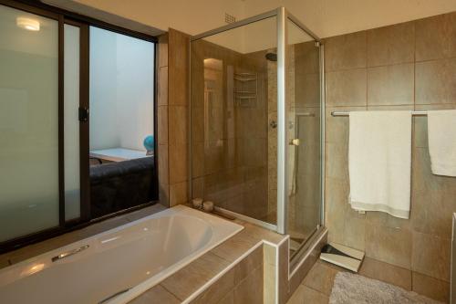 Sunny Sanctuary in the heart of Gallo manor in Morningside