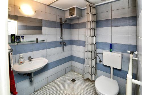 Bathroom, Centrum Apartman in Pecs