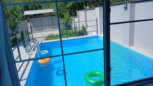 House with a Heated Pool in Qax
