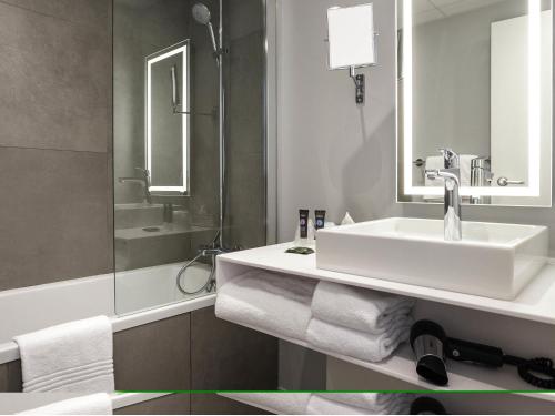 Novotel Annecy Centre Room Type - Classic Room with One Double Bed and One Single Bed Novotel Annecy Centre Room Type - Classic Room with One Double Bed and One Single Bed