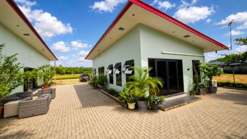 Exterior view, Guesthouse AngaLampoe in Wanica